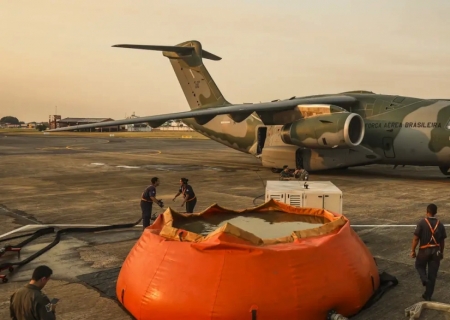 FAB lança 336 mil litros de água para combater incêndios no Pantanal