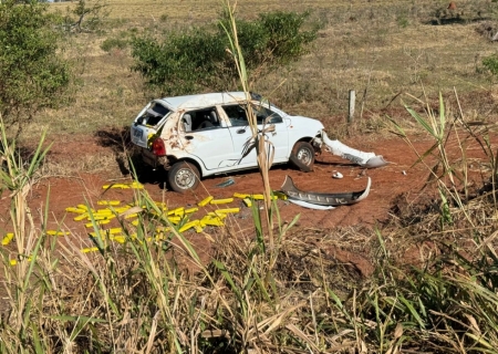 Após capotagem, condutor abandona carro com drogas e arma em Tacuru