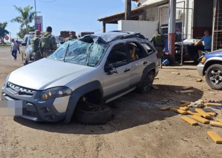 Traficante capota carro carregado com maconha durante perseguição policial em Amambai