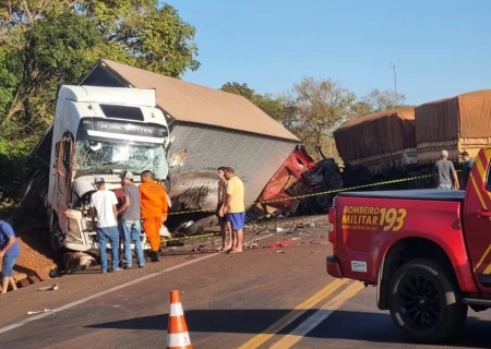 Colisão frontal entre carretas deixa duas pessoas mortas e uma gravemente ferida na BR-163