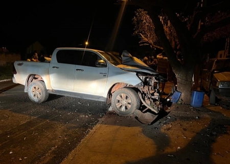 Caminhonete colide em árvore e deixa duas pessoas feridas em Ivinhema