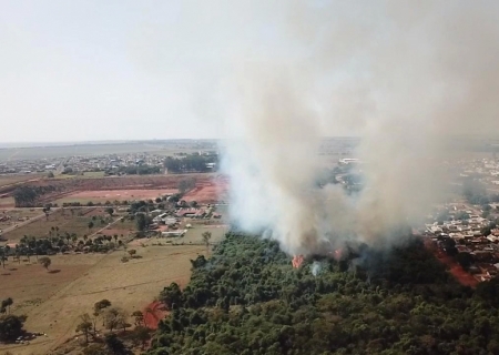 Incêndio de grandes proporções atinge mata, chácaras nos fundos do bairro Pedro Pedrossian