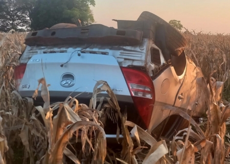 Motorista fica ferida em capotagem de carro na BR-376 em Nova Andradina