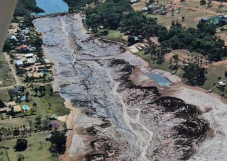 Barragem de represa estoura e água interdita trecho da BR-163