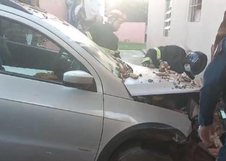 Carro invade cozinha de residência e três pessoas ficaram feridas em Fátima do Sul