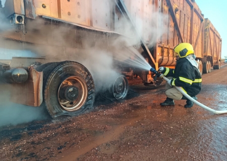 Corpo de Bombeiros Militar controla incêndio em rodas de carreta em Ivinhema