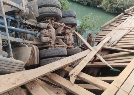 Ponte de madeira cede e caminhão fica 'pendurado' em Cassilândia