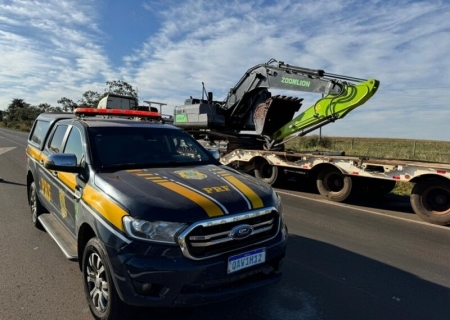 Escavadeira furtada no Paraná é recuperada pela PRF em Caarapó