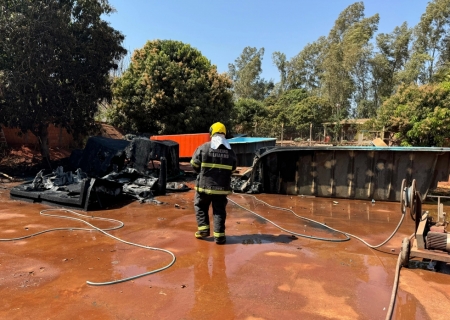 Incêndio mobiliza bombeiros em fábrica de piscinas em Nova Andradina