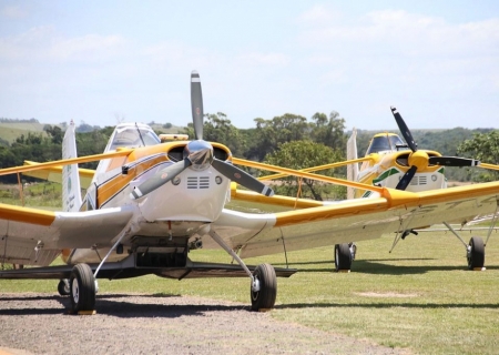 Uso de aviões agrícolas para combate a incêndios aumenta 50% no Brasil