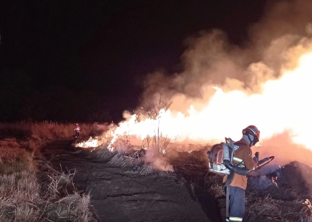 Bombeiros combatem incansavelmente incêndio no Parque Estadual das Várzeas do Rio Ivinhema desde o último dia 4 de setembro