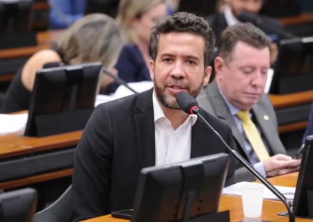 PF indicia deputado Janones por suspeita de esquema de 'rachadinha'