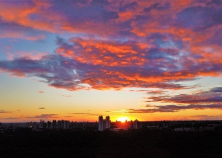 Semana começa com tempo seco e temperaturas altas, mas há previsão de breve frente fria sem chuvas