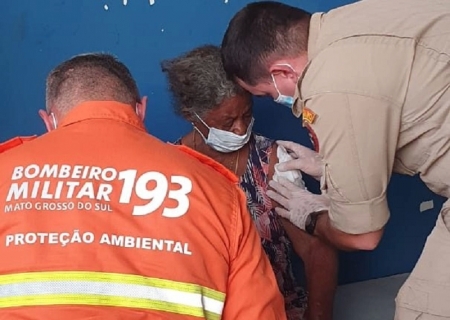 Mulher ribeirinha no Pantanal é resgatada em ação conjunta da Defesa Civil, Corpo de Bombeiros e PRF