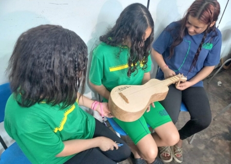 Crianças conhecem viola de cocho por meio de oficina de educação patrimonial em Campo Grande