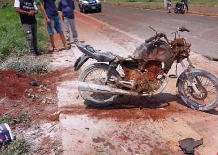 Táxi avança placa de pare e atinge moto no Jardim Universitário