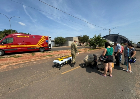 Mulher fica ferida em queda de motoneta no Royal Park em Nova Andradina