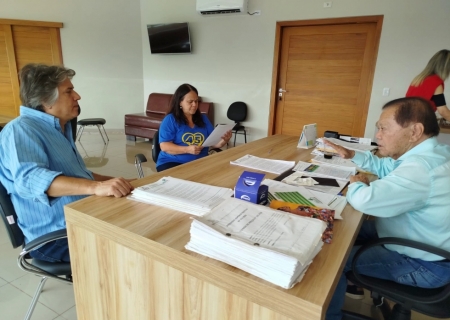 Prefeita eleita Wanderleia Caravina visita prefeito Akira Otsubo para preparar a transição