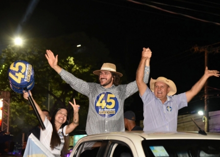 Público em peso, criatividade e apoio especial marcam último ato de campanha de Germino