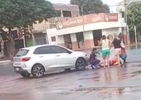 Adolescente de bicicleta fica ferida em acidente com carro no centro de Nova Andradina