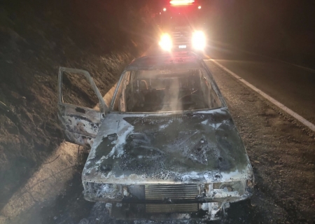 Carro pega fogo na MS-134 em Nova Andradina