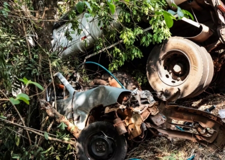 Homem morre e passageiro fica em estado grave após colisão com caminhão na BR-262