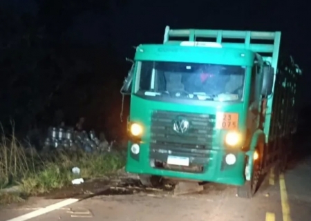 Caminhão carregado com botijões de gás tomba entre Santa Rita do Pardo e Bataguassu