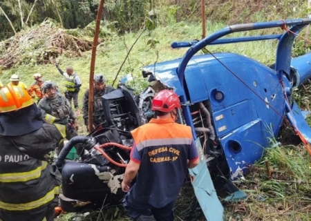 Duas pessoas morrem e piloto e criança são resgatados de queda de helicóptero em SP