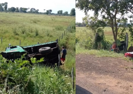 Caminhonete sai da pista e tomba ao ser 'fechada' por carreta na BR-262