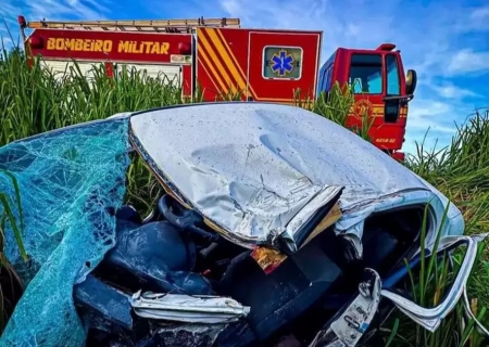 Batida frontal entre carro e carreta mata motorista na BR-267
