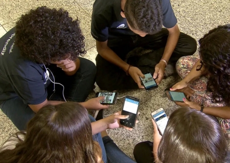 Volta às aulas sem celular: saiba como vai funcionar a nova lei