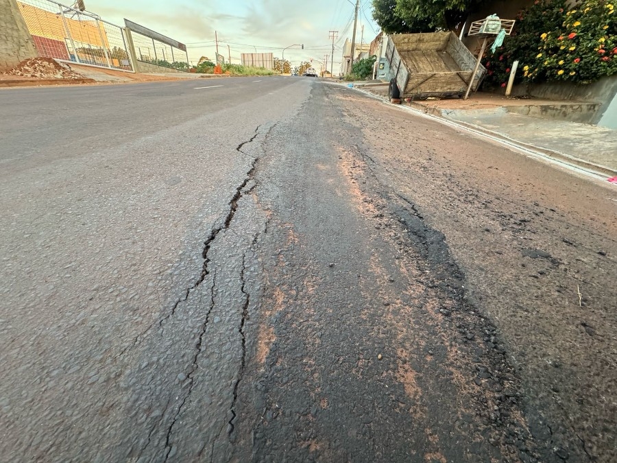 Remendo mal feito depois de obra de esgoto deixa moradores indignados em Nova Andradina