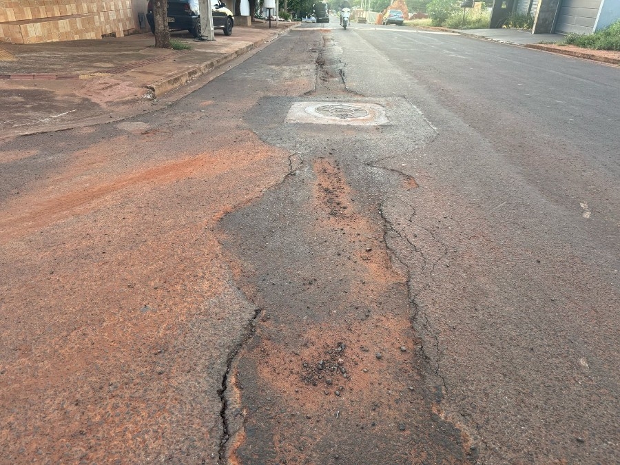 Remendo mal feito depois de obra de esgoto deixa moradores indignados em Nova Andradina