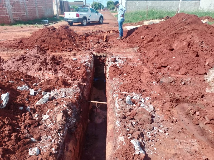 Falta de água após obra de esgoto, faz morador cavar buraco para consertar cano em Nova Andradina