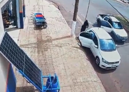 Homem é assassinado a tiros na frente da família no centro de Ponta Porã