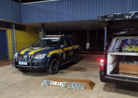 PRF apreende 162 kg de cocaína escondidos em caixão funerário na BR-262