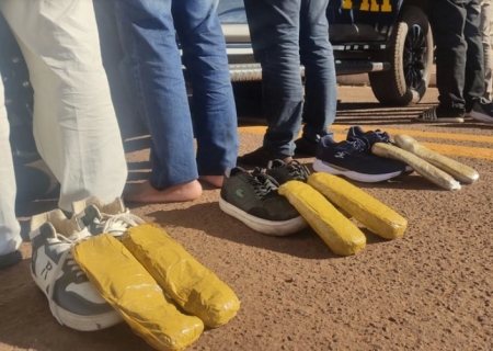 Passageiros de ônibus são flagrados pela PRF com cocaína escondida nos sapatos em Terenos