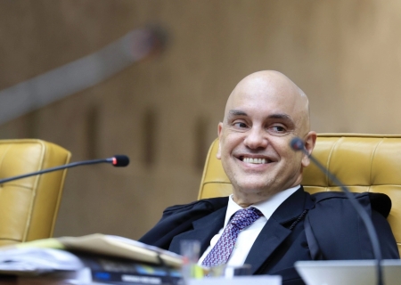 Moraes ordena retirada de deputados em frente ao STF e proíbe acampamentos