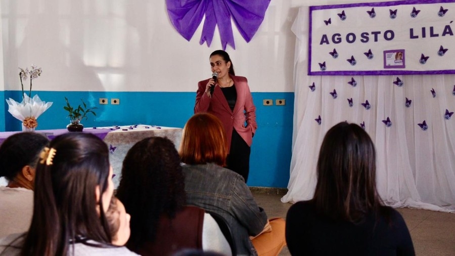 Delegada ministra palestra sobre violência doméstica em Anaurilândia
