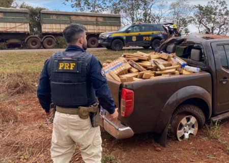 Caminhonete carregada com maconha capota durante fuga da PRF em Rio Brilhante