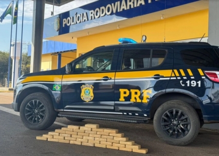 Motorista tenta fugir de abordagem arremessando tabletes de cocaína do veículo, mas acaba preso com 41 kg da droga