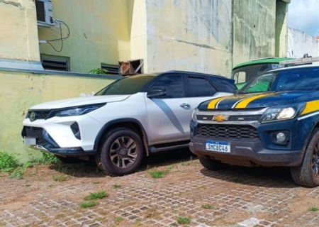 Veículo de luxo furtado com destino a fronteira é recuperado na BR-262, em Miranda