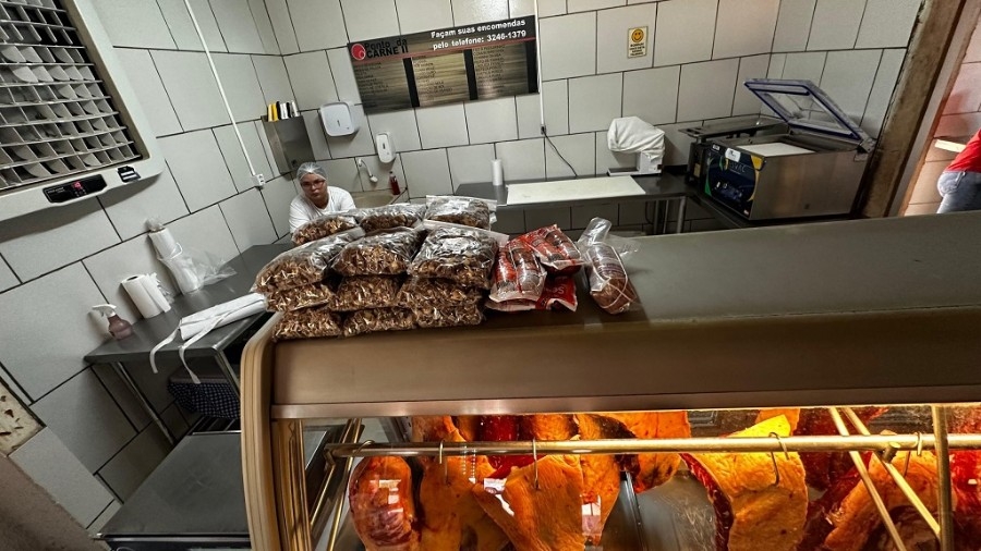 DECON realiza operação em Terenos e autua proprietário de açougue por venda irregular de carne