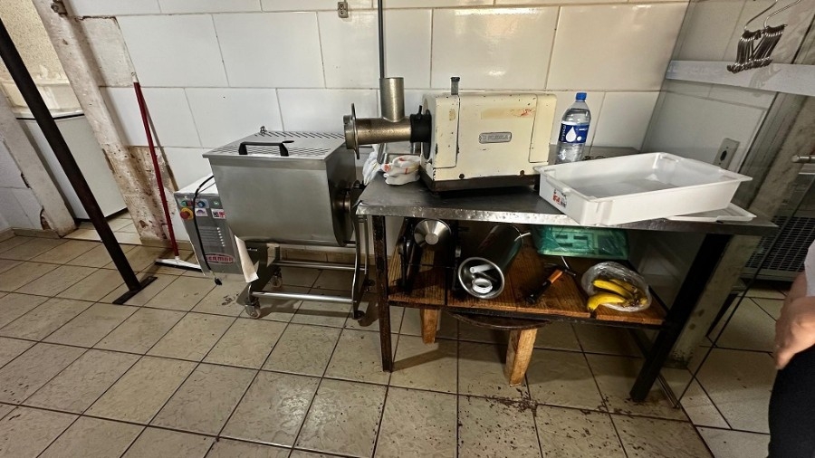 DECON realiza operação em Terenos e autua proprietário de açougue por venda irregular de carne
