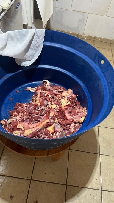 DECON realiza operação em Terenos e autua proprietário de açougue por venda irregular de carne