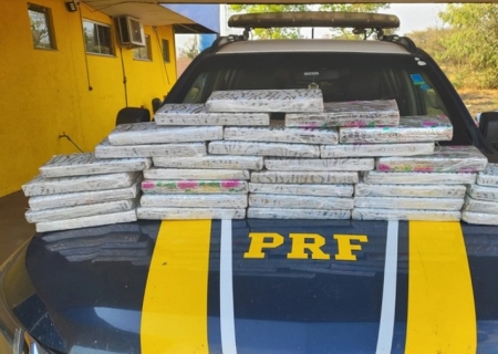 PRF apreende 22,5 kg de maconha em ônibus intermunicipal em Água Clara