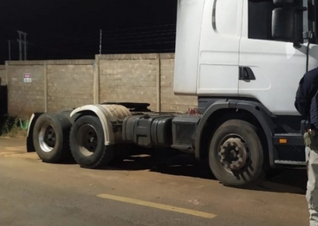 PRF apreende em Água Clara caminhão utilizado em golpe de roubo de cargas em GO
