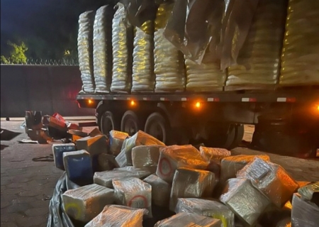 PF apreende 2,5 toneladas de maconha escondidas em carga de fertilizantes em Campo Grande