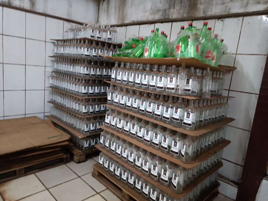 Fábrica clandestina de bebidas é interditada em Terenos durante operação conjunta da DECON e MAPA