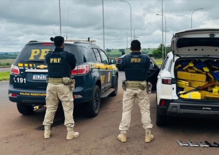 Veículo roubado é apreendido com mais de uma tonelada de maconha e simulacros de armas em MS